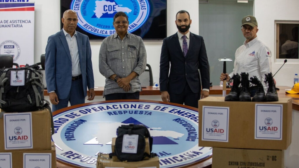 @COE_RD entrega a Medio Ambiente más de 200 equipos para responder a incendios forestales