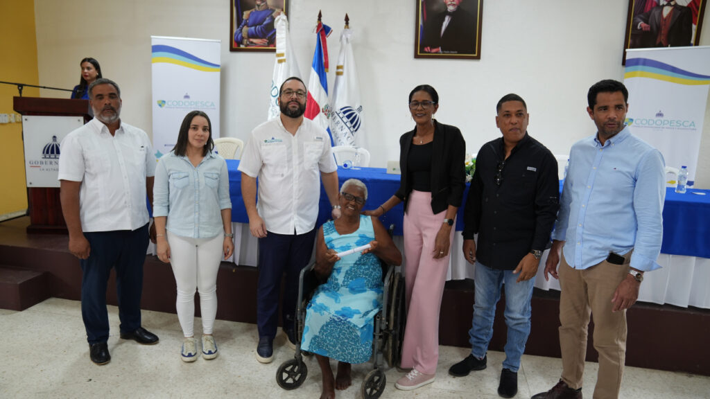 Gobierno dominicano entrega pensiones a pescadores de la provincia La Altagracia