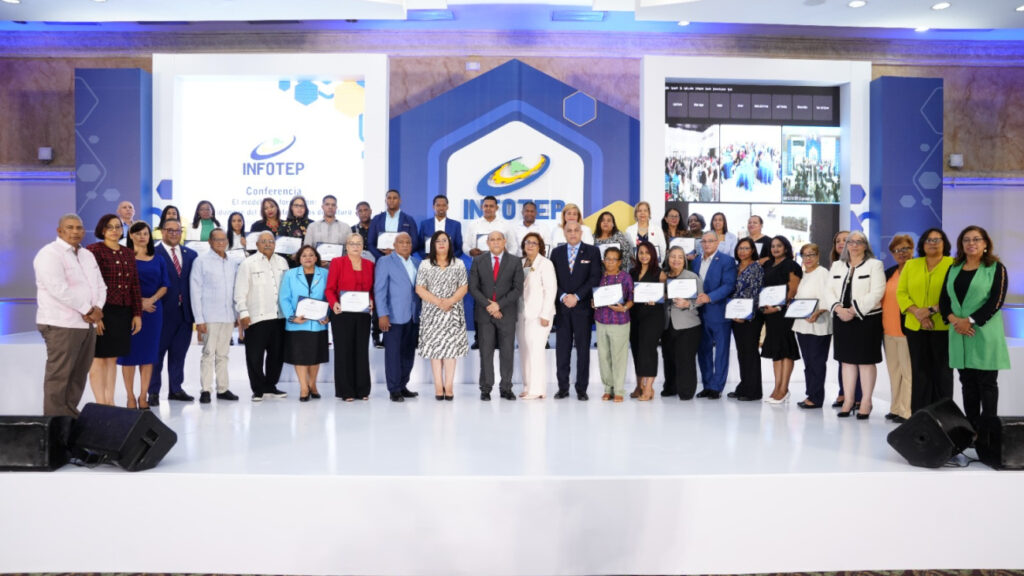 Experto internacional imparte conferencia en INFOTEP con miras a revolucionar el modelo docente acorde a retos del futuro