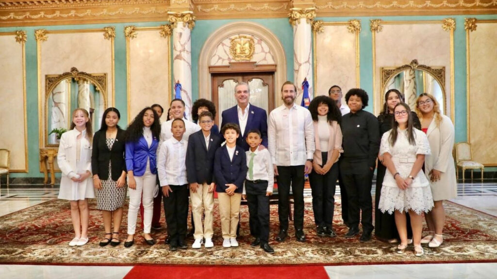 Presidente @LuisAbinader recibe a estudiantes meritorios hijos de dominicanos en el exterior