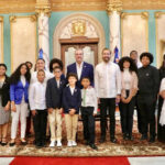 Presidente @LuisAbinader recibe a estudiantes meritorios hijos de dominicanos en el exterior