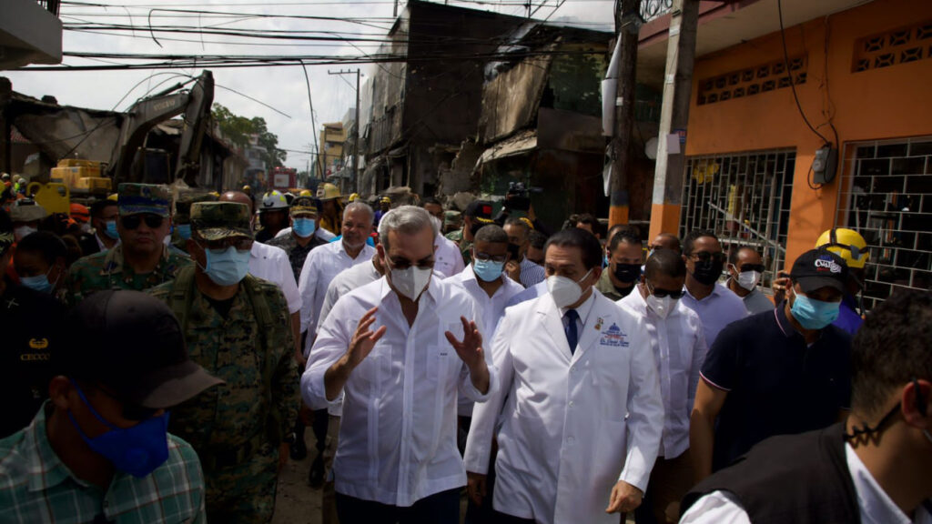 Presidente @luisabinader visita zonas afectadas por explosión en San Cristóbal y asegura a familias apoyo del Gobierno