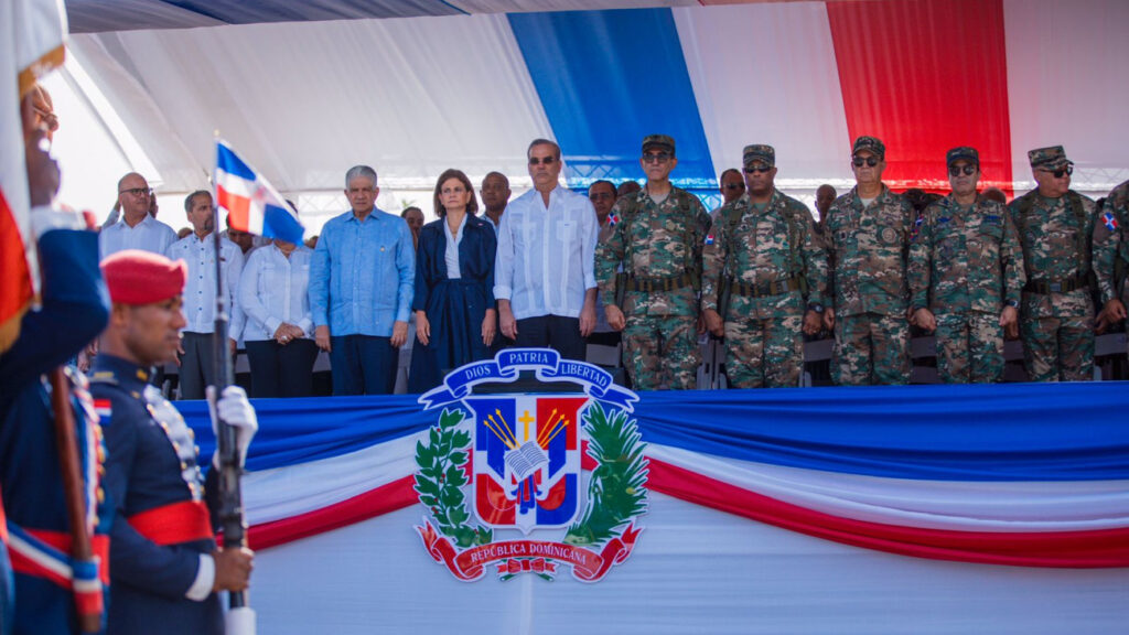 Presidente @luisabinader encabeza desfile militar-policial con motivo 160 aniversario de la Restauración