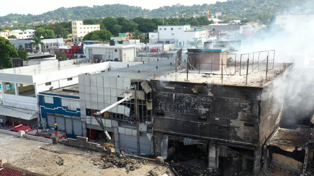 Técnicos de Edesur trabajan 24 horas al día en zona de explosión y centros médicos en San Cristóbal