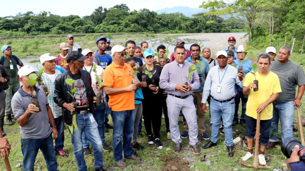 Dirección Provincial de Medio Ambiente desarrolla jornada de reforestación en la sección Caribe, del río Yuna