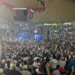 Miles de jóvenes piden “4 años más” a @luisabinader en la Gran Arena de Santiago