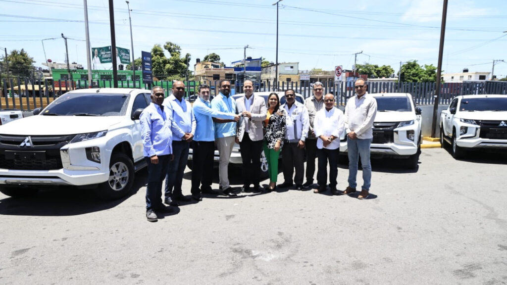 Servicio @SNSRDO entrega diez camionetas a las nueve regionales de salud