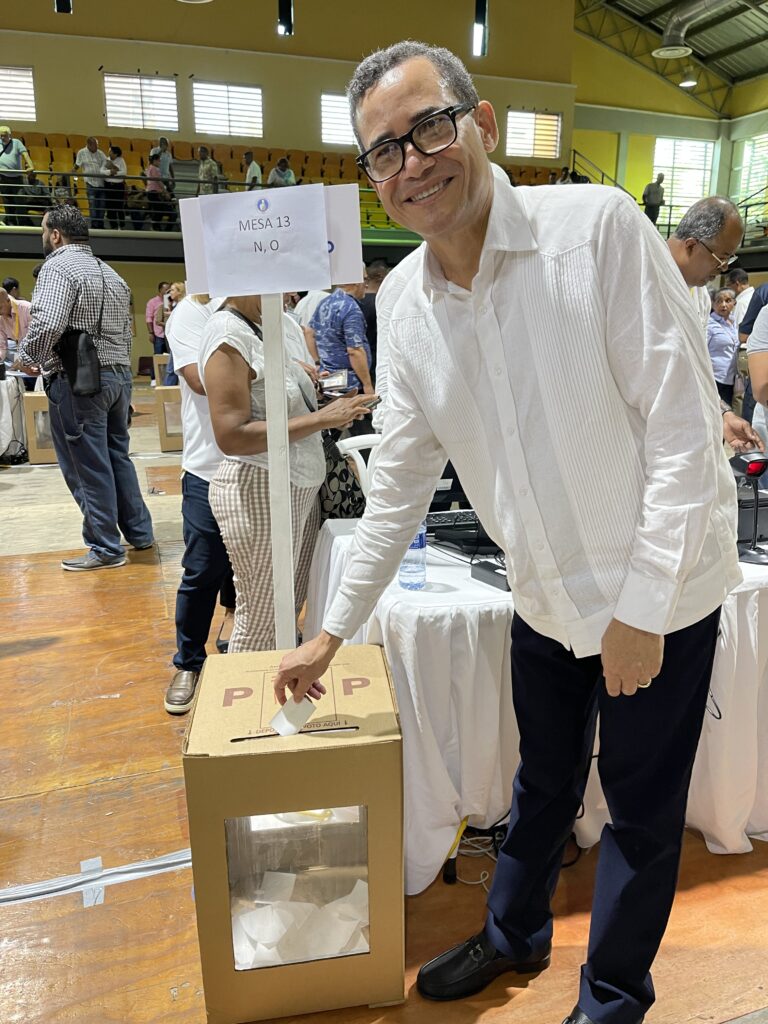 @EddyOlivares14 votando este sábado en el masivo pleno de abogados de nuestro @PRM_Oficial