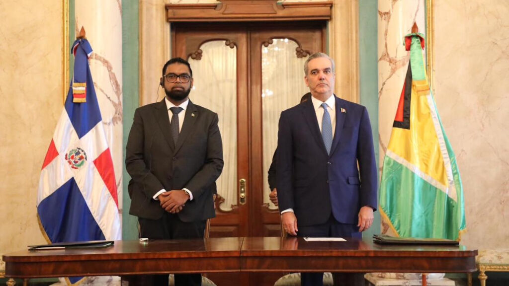 Gobierno dominicano firma con Guyana acuerdos para construir una refinería, explotar un bloque de petróleo, establecer una planta petroquímica y trabajar conjuntamente en producción agrícola