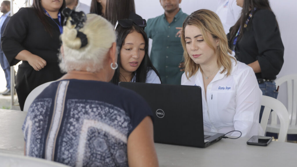 La @AdessRD y Supérate anuncian inicio cambio de 263,393 tarjetas de banda a chip