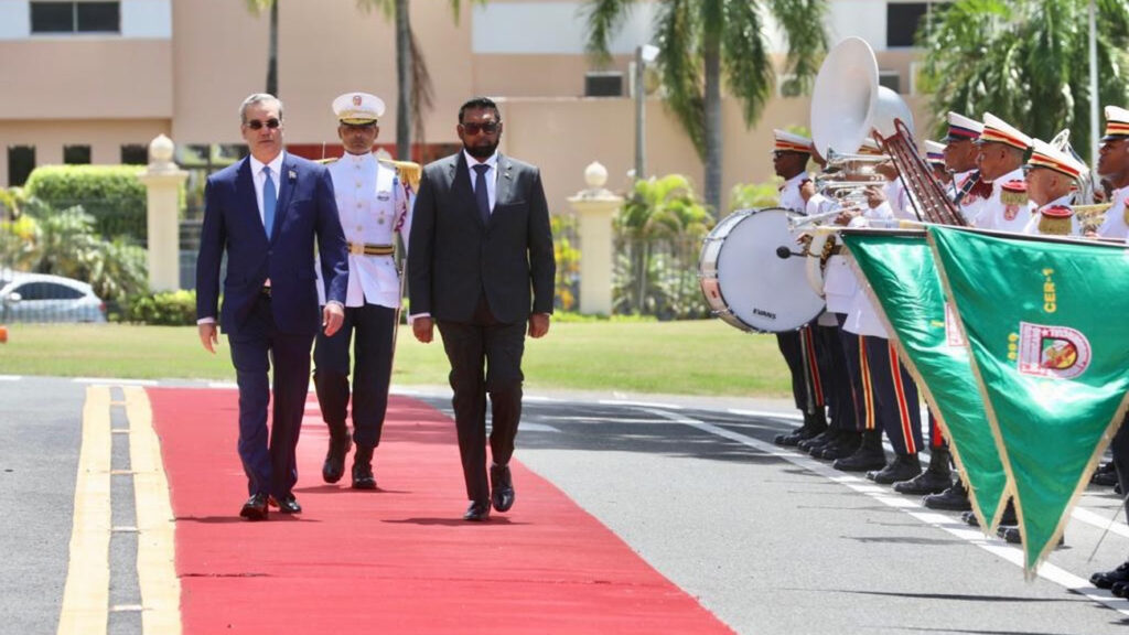 Presidente @luisabinader recibe a su homólogo de Guyana, Mohamed Irfaan Ali, en visita oficial