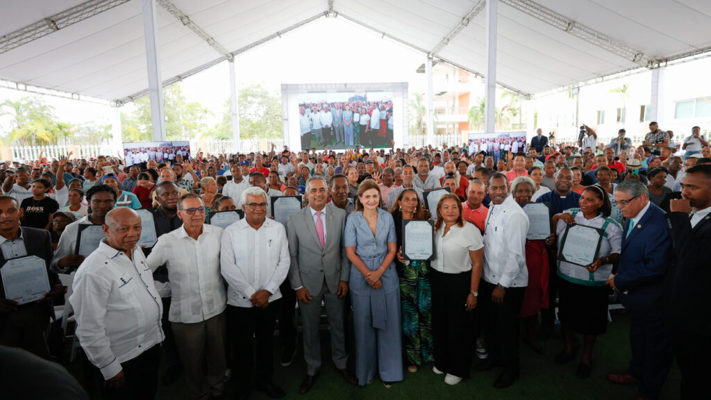 Gobierno entrega 2,666 títulos de propiedad en San Luis, Santo Domingo Este