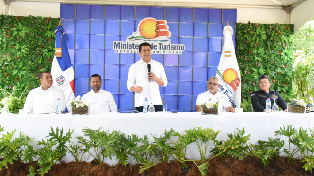 Ministerio de @TurismoRD deja iniciados trabajos en vías de Las Terrenas, Samaná