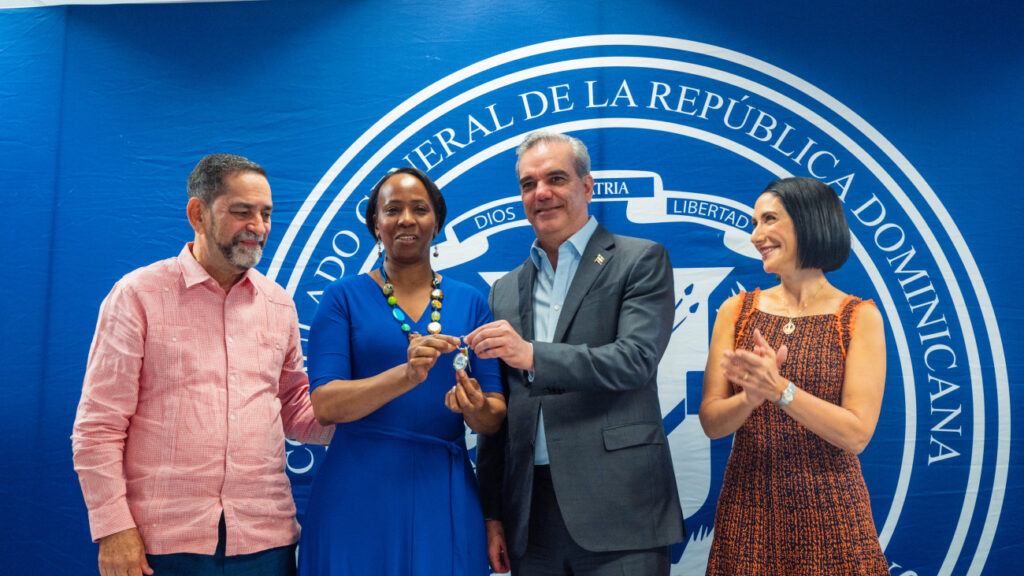 Presidente @luisabinader entrega 30 apartamentos a familias de la diáspora dominicana en Estados Unidos