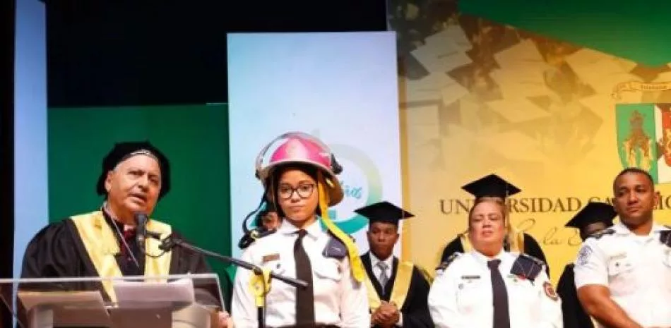 Universidad Católica otorga beca de estudios a joven bombero Mariah Valera