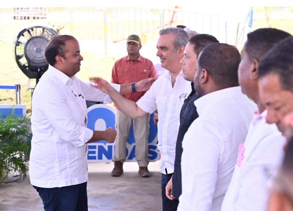 @LuisAbinader y el ministro @carlosbonillard, entrega 446 nuevos apartamentos en el sector Hato Nuevo de Santo Domingo Oeste