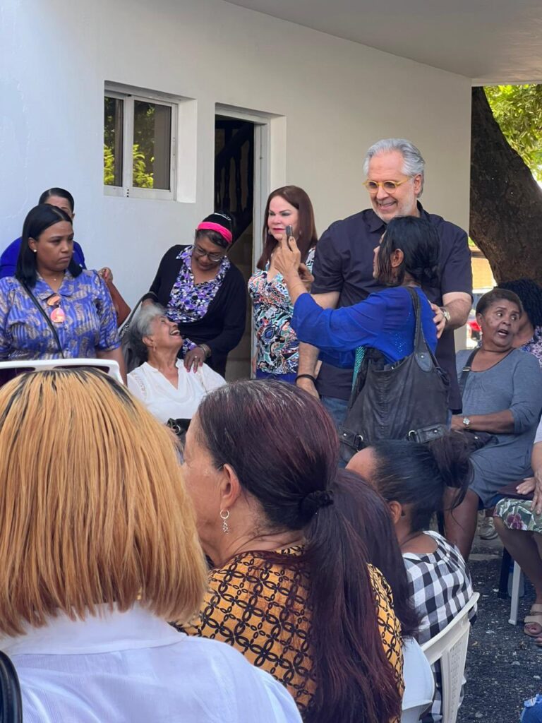 @Alberto_Atallah Sostuvo una reunión con la presidenta del Frente Nacional de Mujeres PRM, @YadiraHenriq , para trazar pautas de lo que será una gran actividad que ellas estarán realizando en los próximos días.