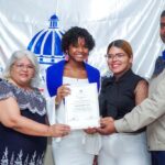 A través de nuestro Departamento de Educación, entregamos los certificados de graduación a 12 nuevas técnicas del Distrito Municipal Quita Sueño