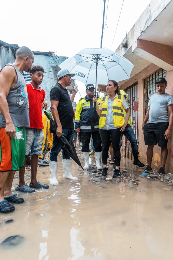 @CarolinaMejiaG mitigando impacto tormenta Tropical en la Ciénaga, El Caliche, La 800ta, Villa Juana y Los Girasoles