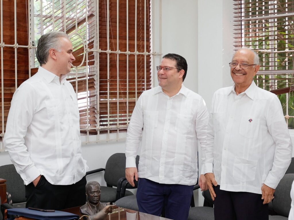 @SanzLovaton emocionado acompaña a sus amigos del #PRSD a recordar al lider de siempre Hatuey Decamps