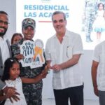 Presidente @LuisAbinader entrega 30 apartamentos en el Residencial Las Acacias