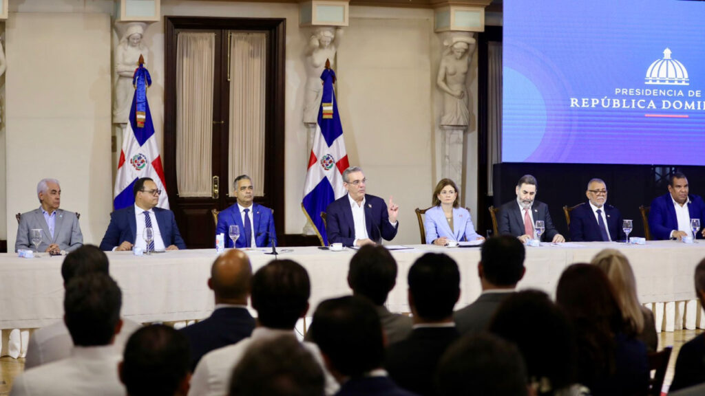 Presidente @LuisAbinader destaca que su gobierno ha firmado 34 contratos de energía renovable, lo que significa un aumento de 1,812 MW