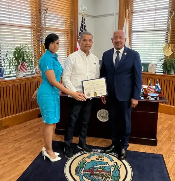 Alcaldía de Lawrence reconoce al viceministro Kennedy Vargas