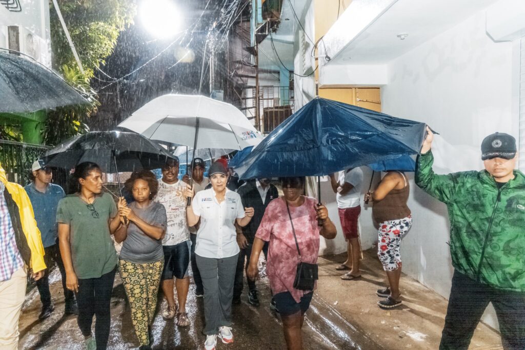 @CarolinaMejiaG en Los Platanitos brindando asistencia ante el paso de la tormenta