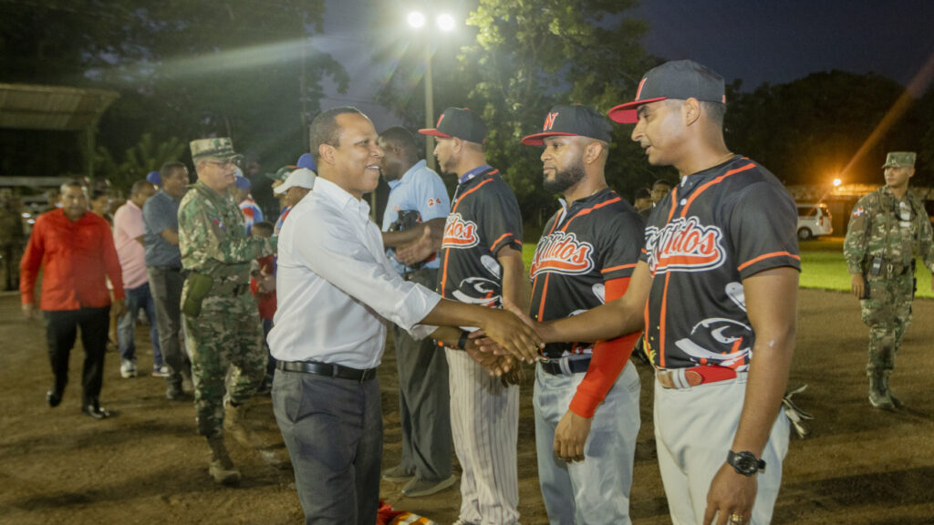@EdesurRD Ilumina el estadio de softbol de la Primera Brigada del Ejército
