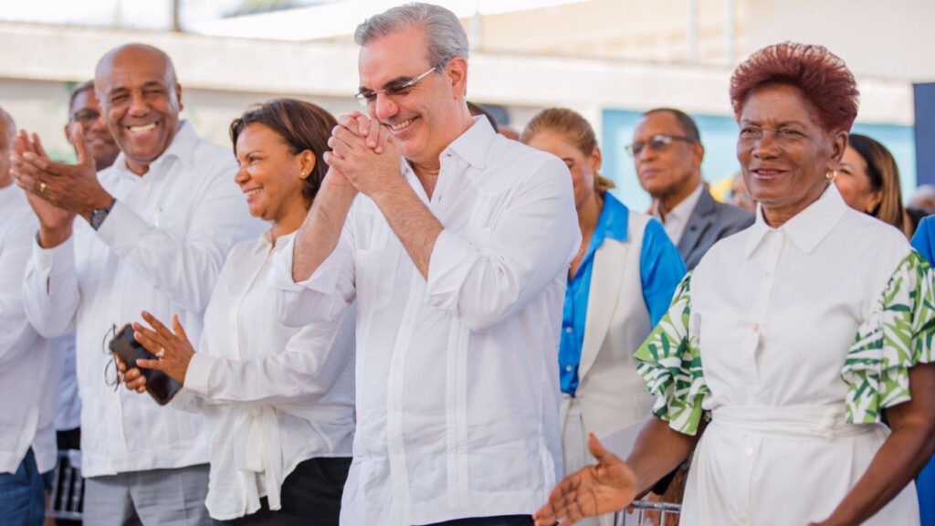 Presidente @luisabinader inaugura centro UASD en Monte Plata; entrega 200 apartamentos y el asfaltado de calles, aceras y contenes en San Luis