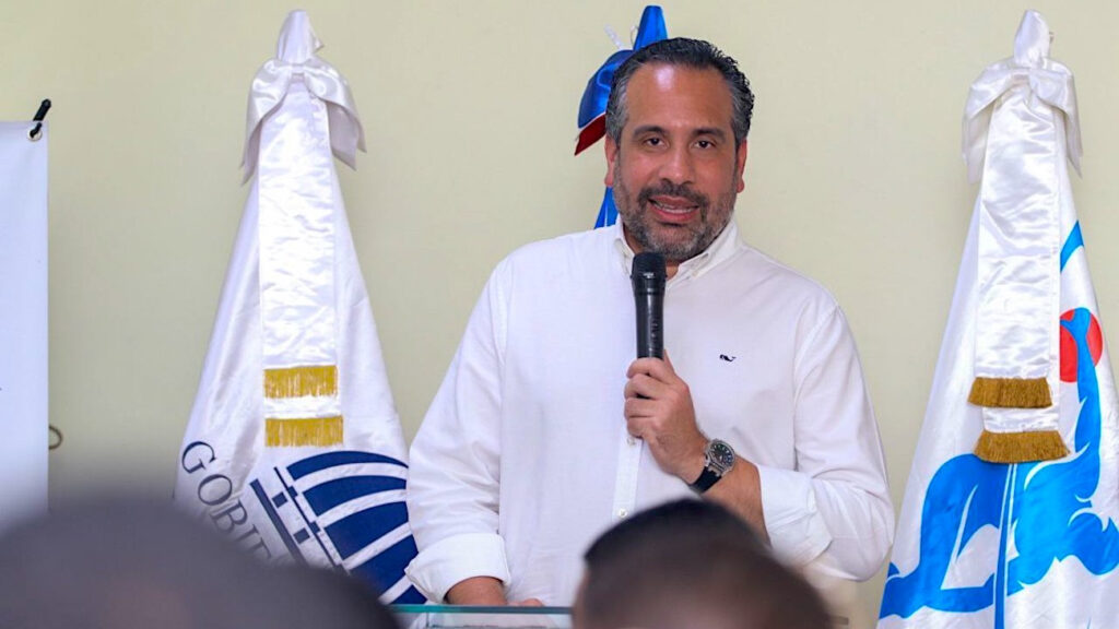 @INEFIRDOFICIAL entrega utilería y anuncia remozamiento y techado canchas Liceo Juan Pablo Duarte