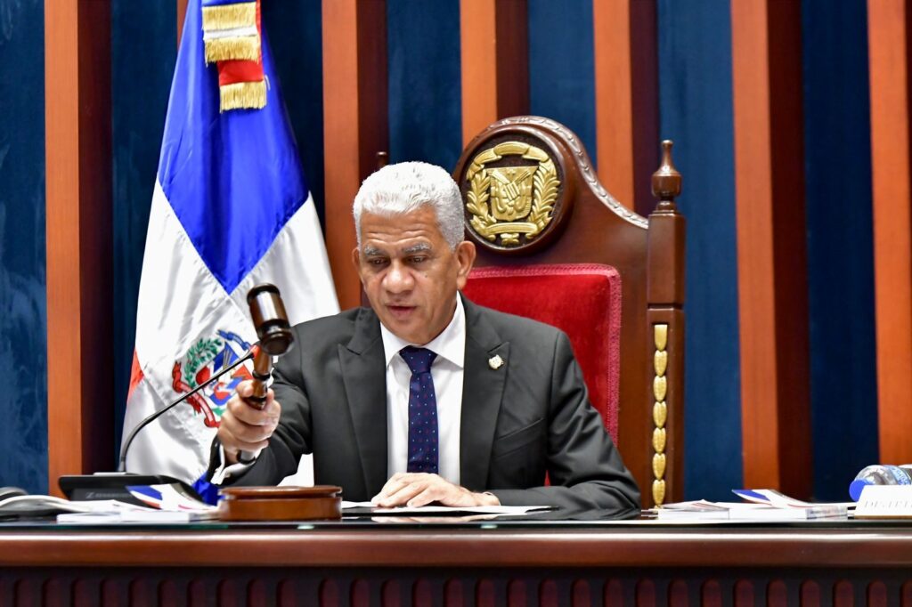 Presidente del Senado afirma @luisabinader maneja con responsabilidad defensa RD con tema Haití