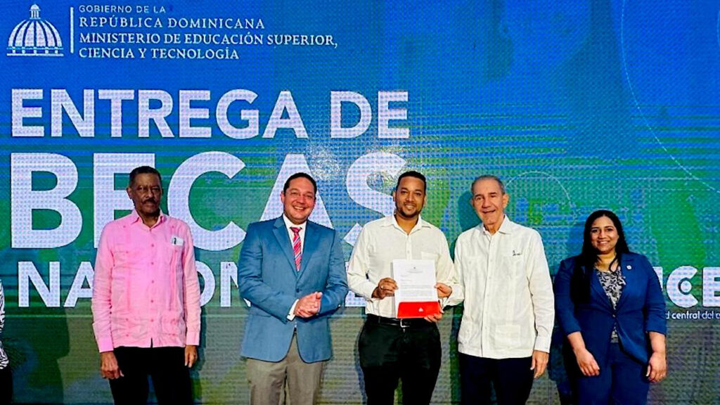 @MESCYTRD entrega 53 becas nacionales a alumnos que cursarán programas de grado y de postgrado en la Universidad Central del Este