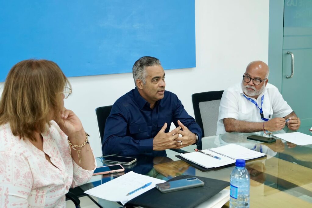 El ministro, @joelsantose; el viceministro de Relaciones con la Sociedad, @BennyMetz; y la gobernadora @PuraCasilla, encabezaron este viernes una reunión de seguimiento al operativo de recuperación de San Cristóbal.