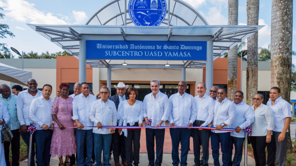 Presidente @luisabinade inaugura extensión de la UASD en Yamasá