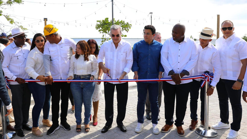 Presidente @luisabinade inaugura nuevo malecón de Caleta, en La Romana
