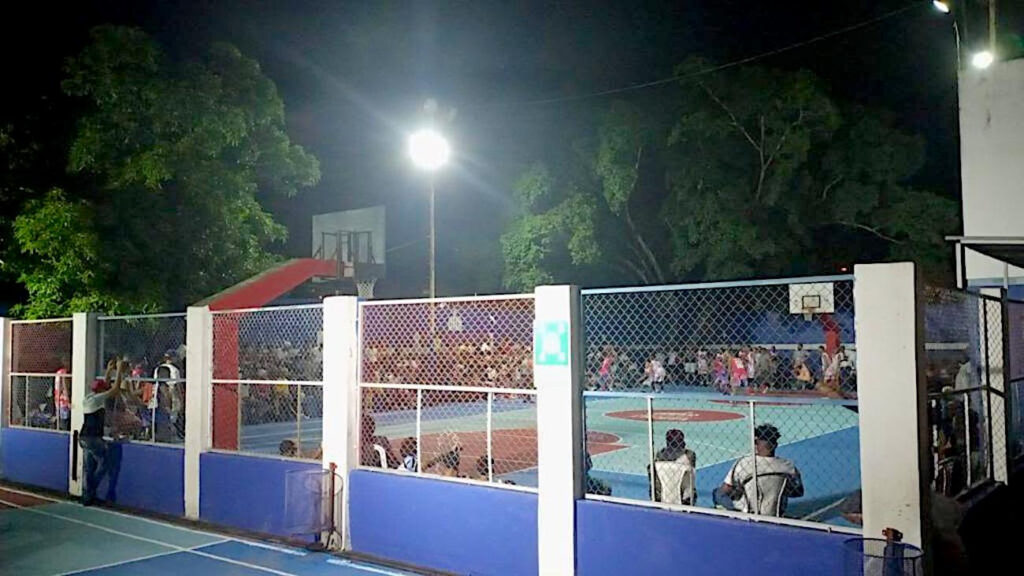 @INEFIRDOFICIAL ha iluminado 54 canchas en todo el país como parte del programa “Canchas Abiertas a la Comunidad”