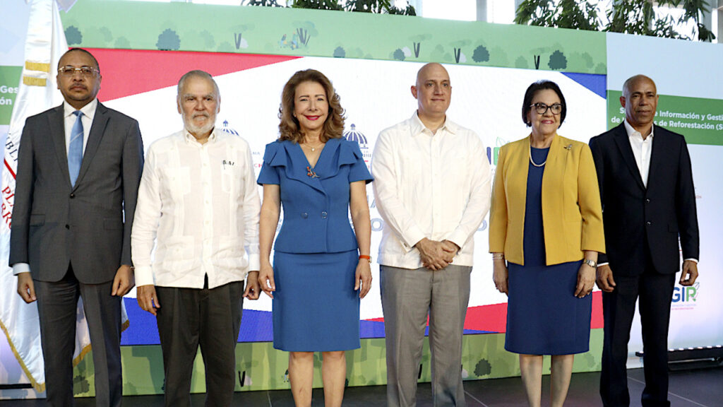 Medio @ambienterd y @mineconomiard lanzan el Sistema de Información y Gestión de Iniciativas de Reforestación