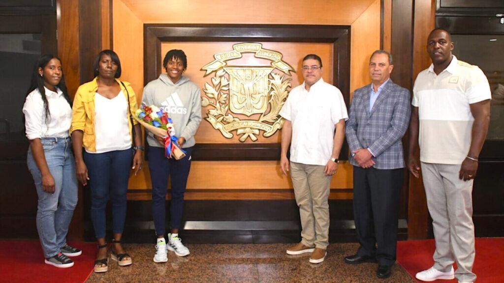 Ministro de Deportes @F_CamachoR encabeza recibimiento a Marileidy Paulino, dominicana campeona del mundo en los 400 metros planos