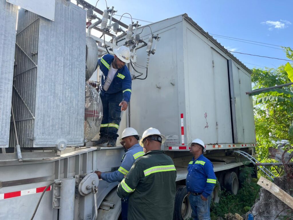 Edeeste restablece servicio eléctrico en varios de los circuitos afectados por incendio en SDN