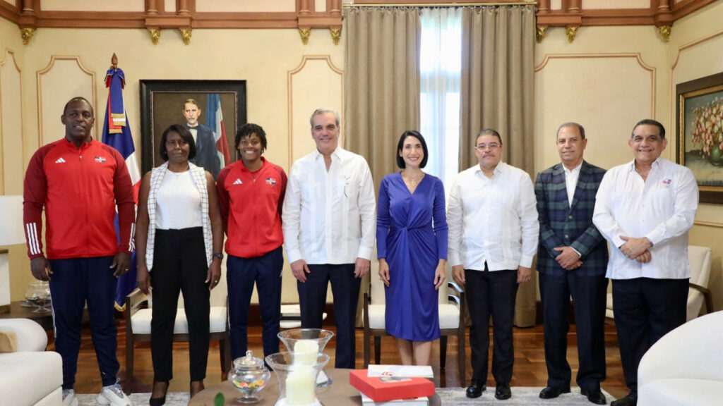 Presidente @luisabinader recibe a la campeona en los 400 metros planos de atletismo, Marileidy Paulino