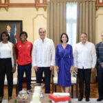 Presidente @luisabinader recibe a la campeona en los 400 metros planos de atletismo, Marileidy Paulino
