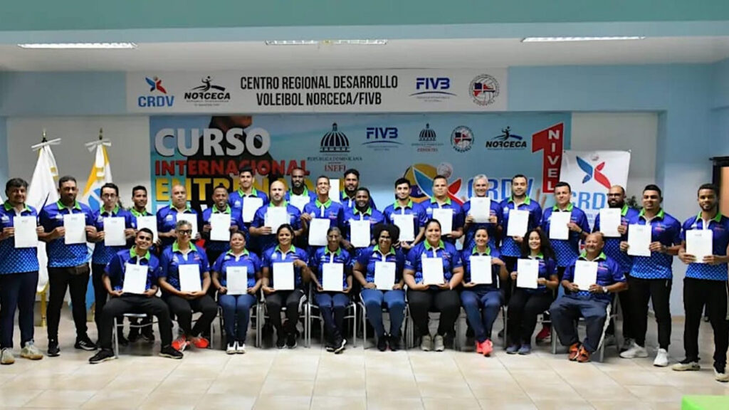 @INEFIRDOFICIAL y @NorcecaInfo imparten curso de voleibol para profesores de Educación Física