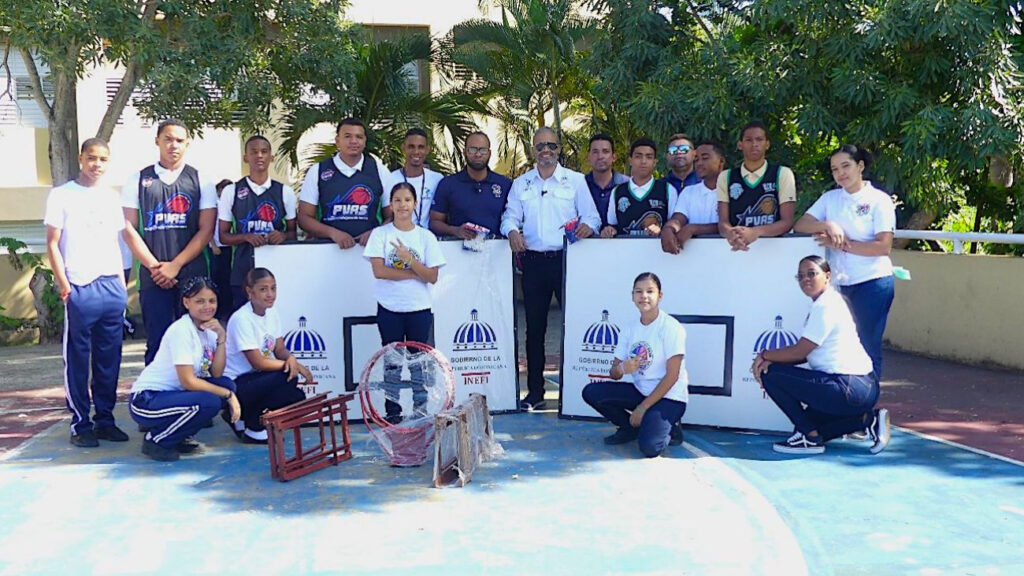 @INEFIRDOFICIAL suministra tableros y aros al Politécnico Vicente Aquilino Santos, en San Francisco de Macorís