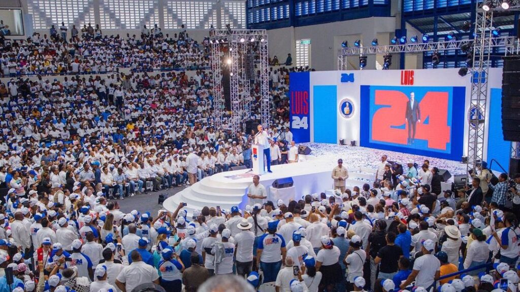 @SanzLovaton: Estuvimos por la región este del país en un ambiente cargado de emoción y entusiasmo, donde miles de perremeistas acompañaron al presidente @luisabinader pidiendo #Luis4Más