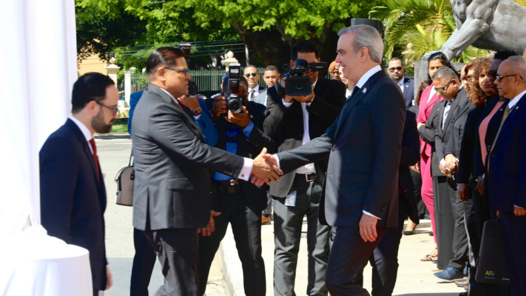 Presidente @luisabinader recibe a su homólogo de Surinam, Chandrikapersad Santokhi, en visita oficial