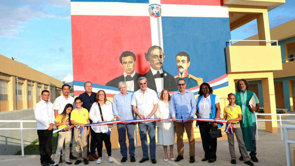 Presidente Abinader entrega escuela básica Ana Eduvigis Salcedo de León