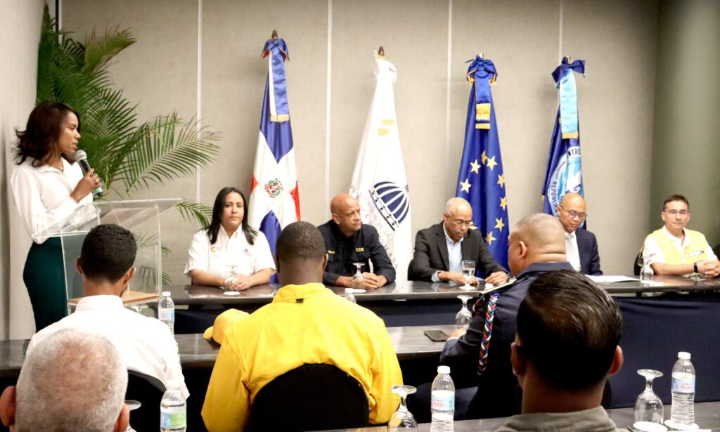 Bomberos de España capacitan a dominicanos en protocolos para combatir incendios forestales