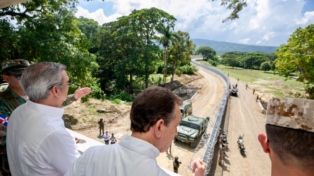 Presidente @luisabinader inaugura primer tramo de la verja perimetral inteligente en Elías Piña; comienza a cambiar la frontera
