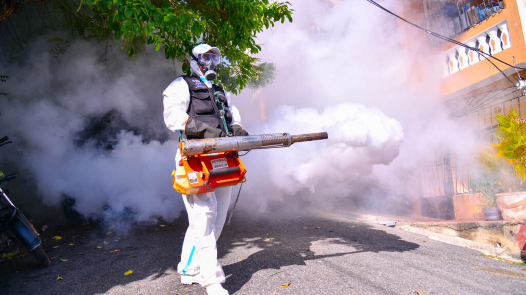 Ministerio de @SaludPublicaRD continúa reforzando acciones contra dengue y pide a la población eliminar de manera permanente criaderos de mosquitos de sus entornos
